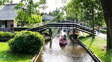 Bootje onder een brug in Giethoorn